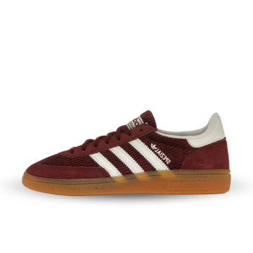 Adidas Handball Spezial Shadow Red - retro sneaker met premium suède en gumzool in stijlvolle rode tinten, verkrijgbaar bij KeepItSneaker.